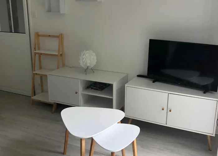 Avec Balcon, Proche Chu, Chateau, Tramway